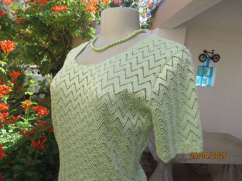 SCOTTS mint green opaque zig zag stretch polyester short sleeve size 36 top.