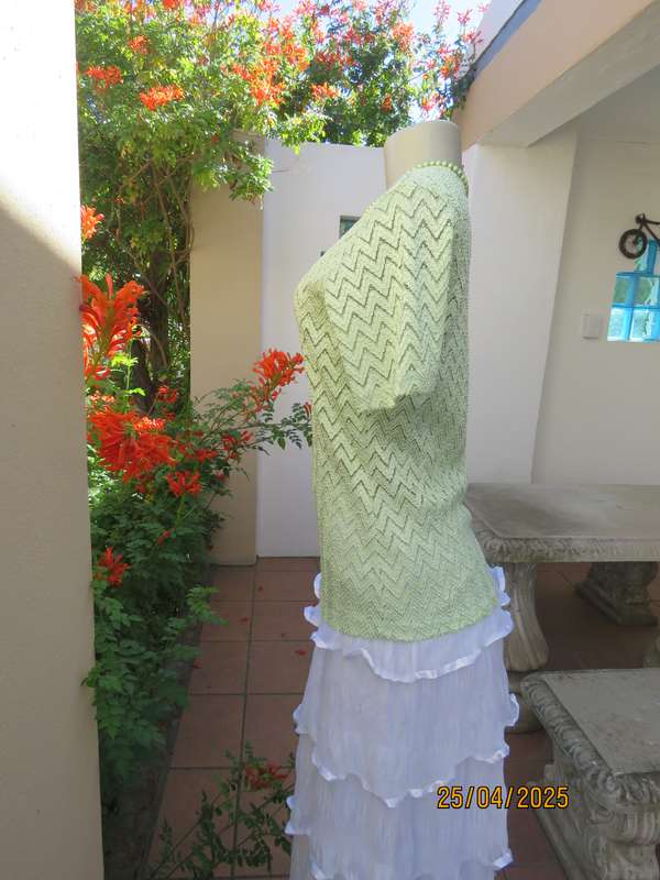 SCOTTS mint green opaque zig zag stretch polyester short sleeve size 36 top.