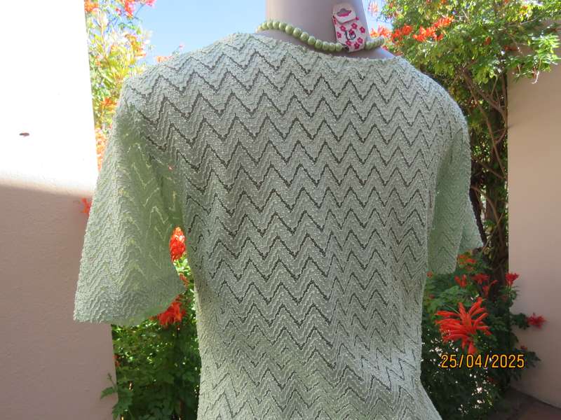 SCOTTS mint green opaque zig zag stretch polyester short sleeve size 36 top.