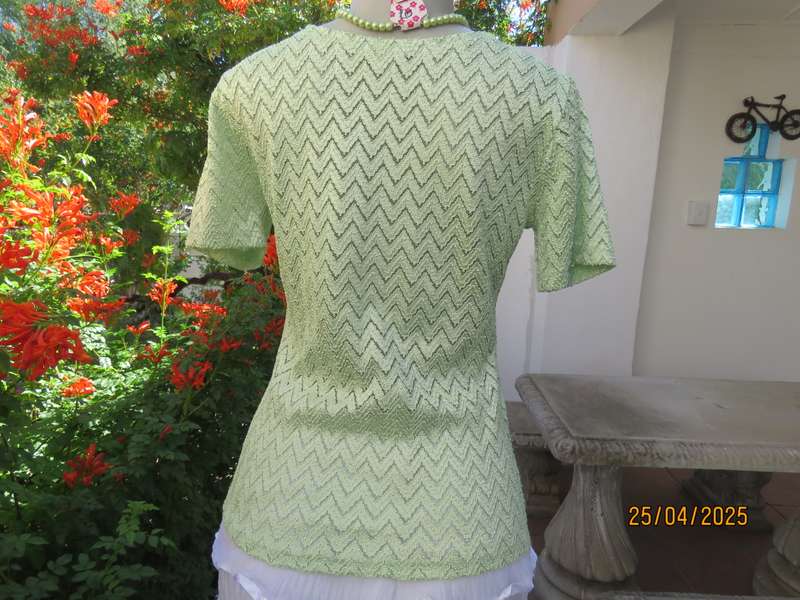 SCOTTS mint green opaque zig zag stretch polyester short sleeve size 36 top.
