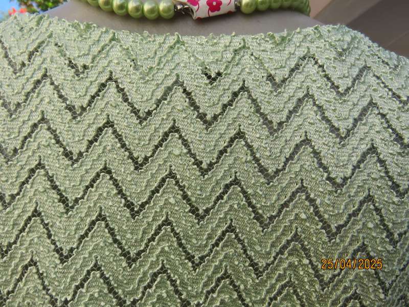 SCOTTS mint green opaque zig zag stretch polyester short sleeve size 36 top.