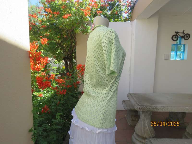 SCOTTS mint green opaque zig zag stretch polyester short sleeve size 36 top.