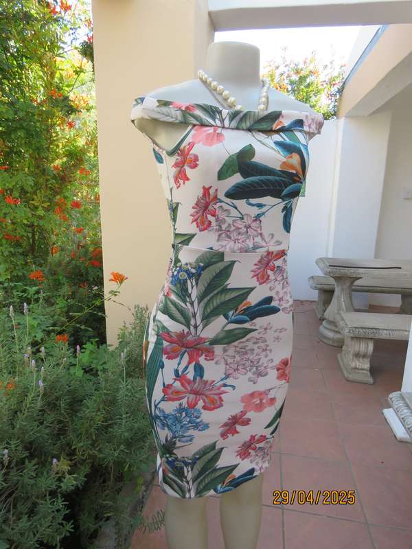 ML Classics white heavy polyester bodycon dress with crimson-jade floral pattern. Size 30