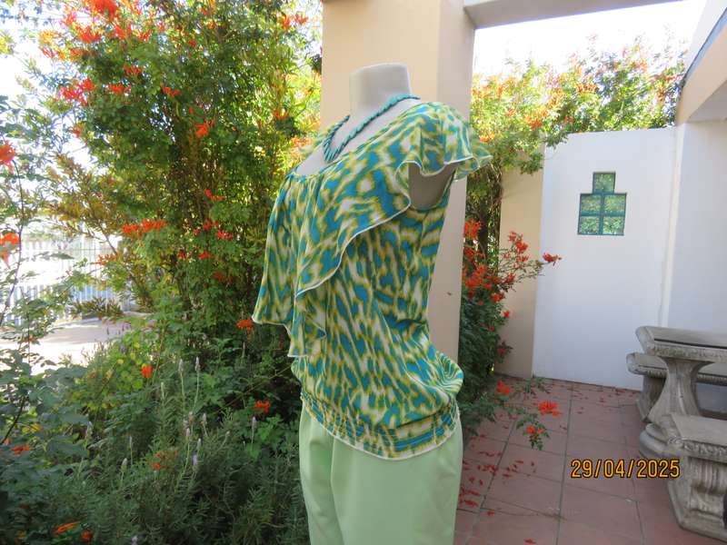 Jade-mustard graphic print on white top with frilled neckline. Elasticated waist. Size 30-32