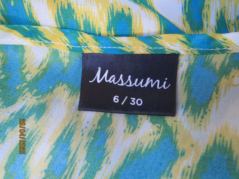 Jade-mustard graphic print on white top with frilled neckline. Elasticated waist. Size 30-32