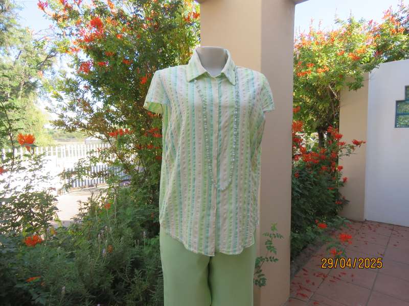 Vertical striped top in green shades and silver thread. Bubble cotton. Size 40.