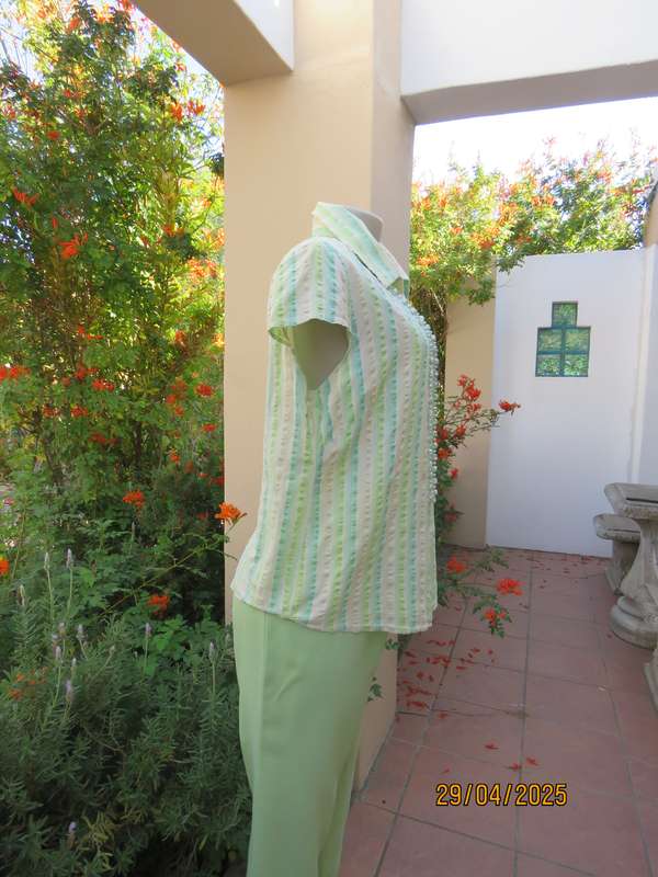 Vertical striped top in green shades and silver thread. Bubble cotton. Size 40.