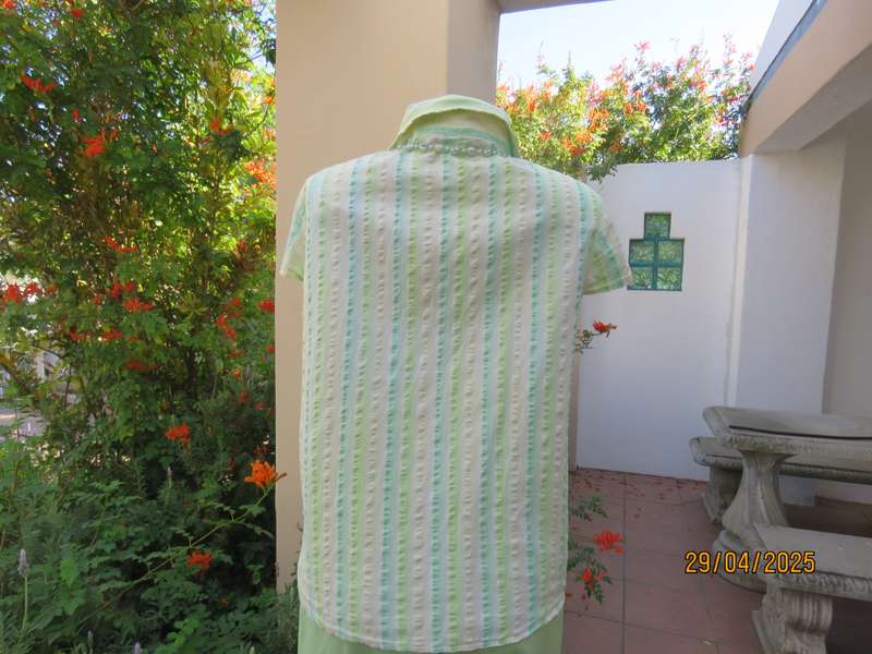 Vertical striped top in green shades and silver thread. Bubble cotton. Size 40.