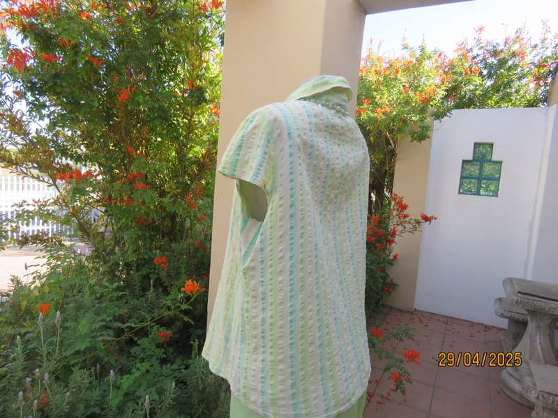 Vertical striped top in green shades and silver thread. Bubble cotton. Size 40.