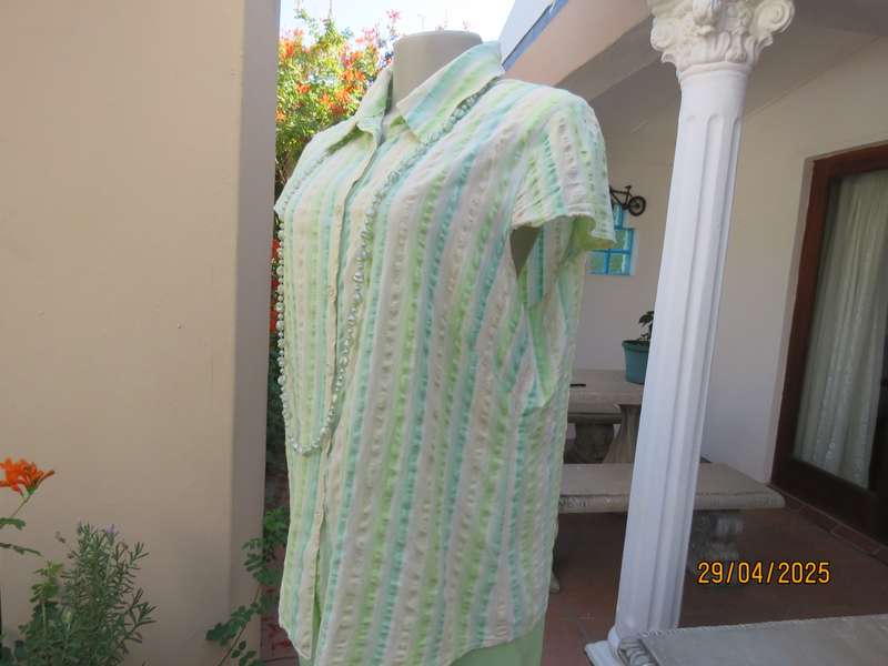 Vertical striped top in green shades and silver thread. Bubble cotton. Size 40.