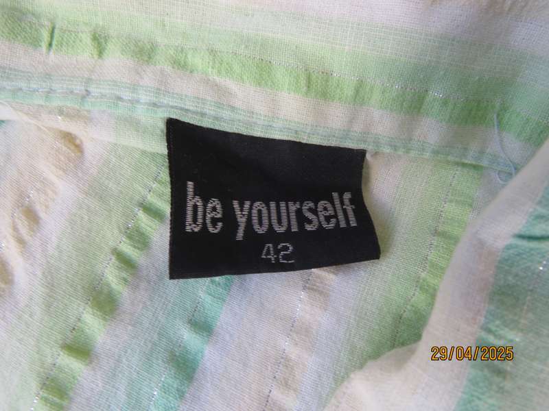 Vertical striped top in green shades and silver thread. Bubble cotton. Size 40.