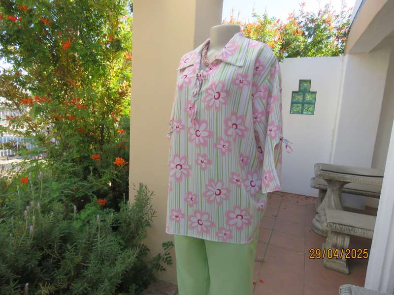 GLAMOUR slip over white polyester top with stripes and pink daisies. Size 44