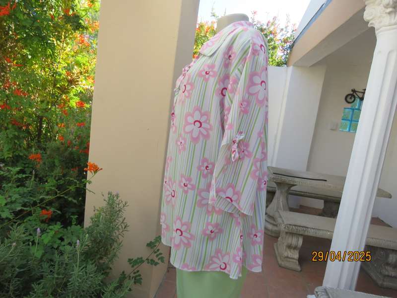 GLAMOUR slip over white polyester top with stripes and pink daisies. Size 44