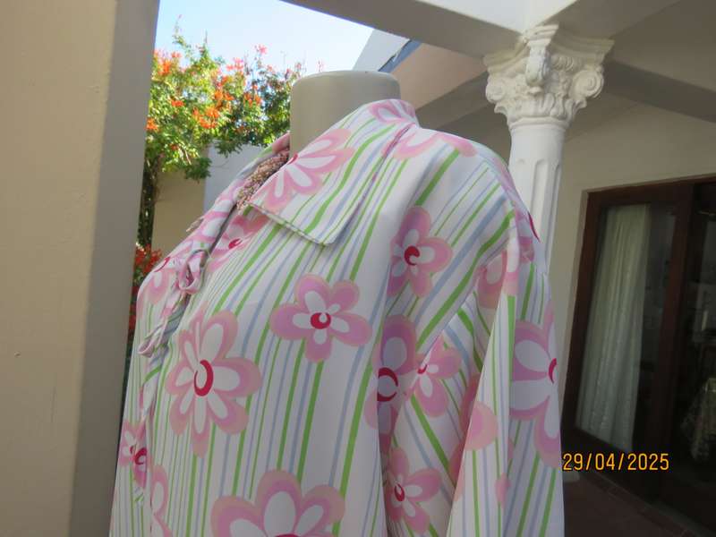 GLAMOUR slip over white polyester top with stripes and pink daisies. Size 44