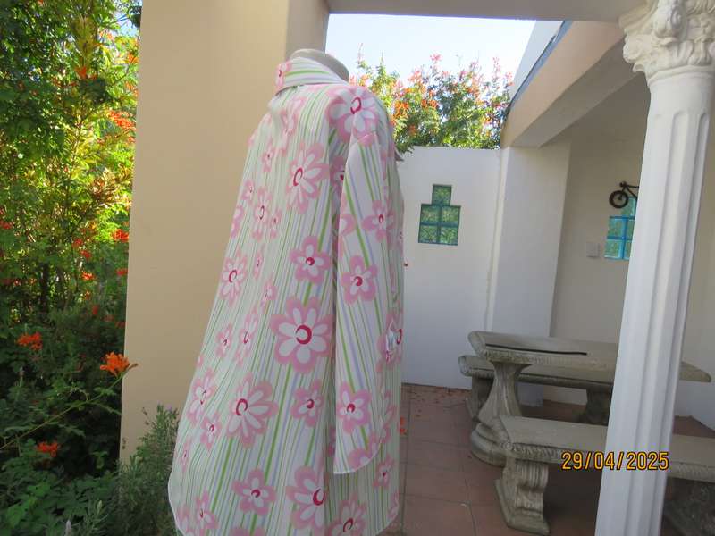 GLAMOUR slip over white polyester top with stripes and pink daisies. Size 44
