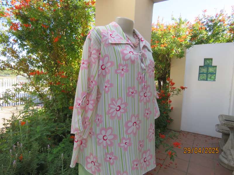GLAMOUR slip over white polyester top with stripes and pink daisies. Size 44