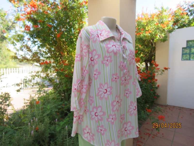 GLAMOUR slip over white polyester top with stripes and pink daisies. Size 44