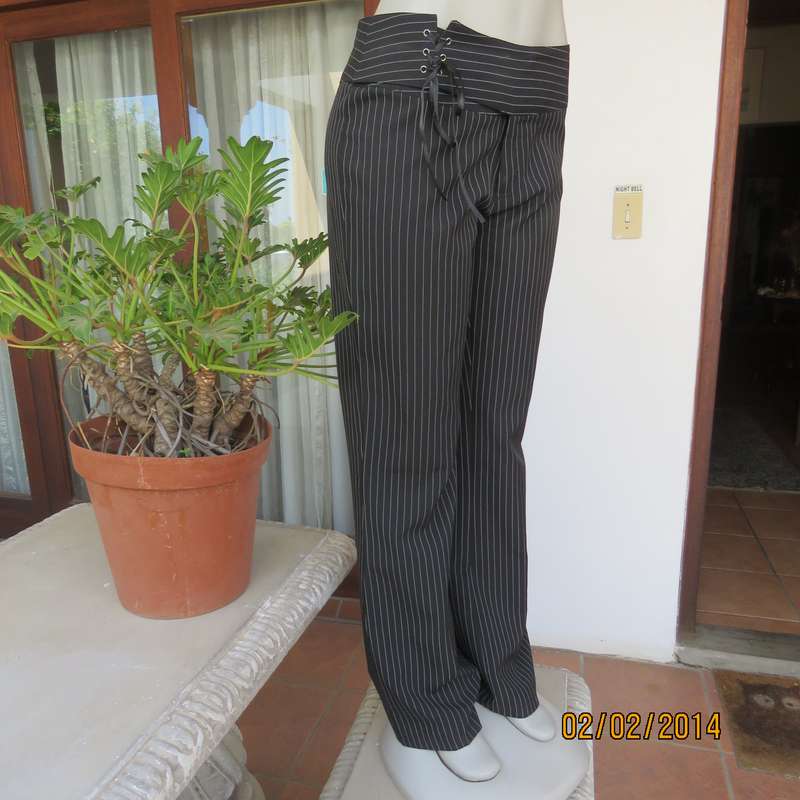 Smart black-white pinstripe bootcut polyester pants size 34. Yoked waistband with braiding. As new.