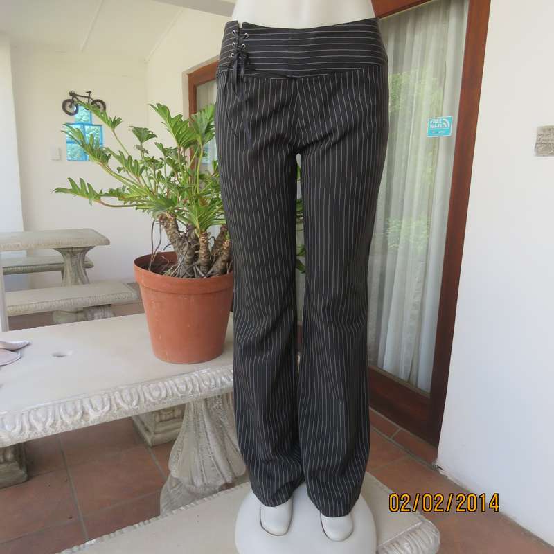 Smart black-white pinstripe bootcut polyester pants size 34. Yoked waistband with braiding. As new.