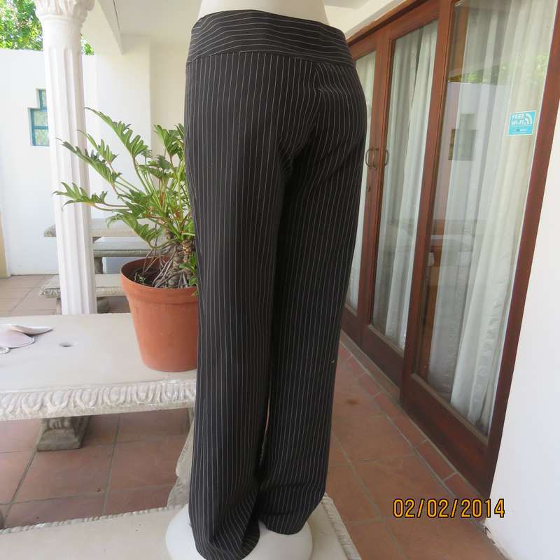 Smart black-white pinstripe bootcut polyester pants size 34. Yoked waistband with braiding. As new.