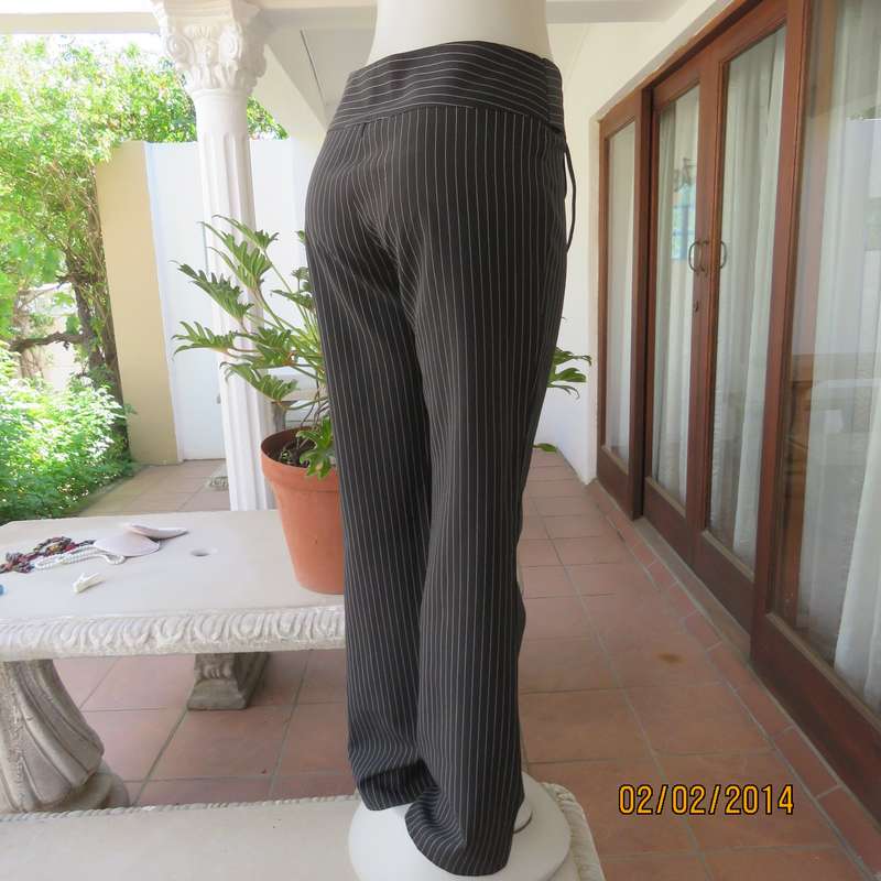 Smart black-white pinstripe bootcut polyester pants size 34. Yoked waistband with braiding. As new.