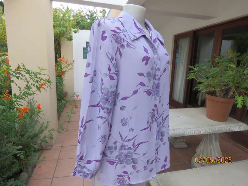 BY DESIGN pale lilac long cuffed sleeve top with violet-grey flowers. Size 36.