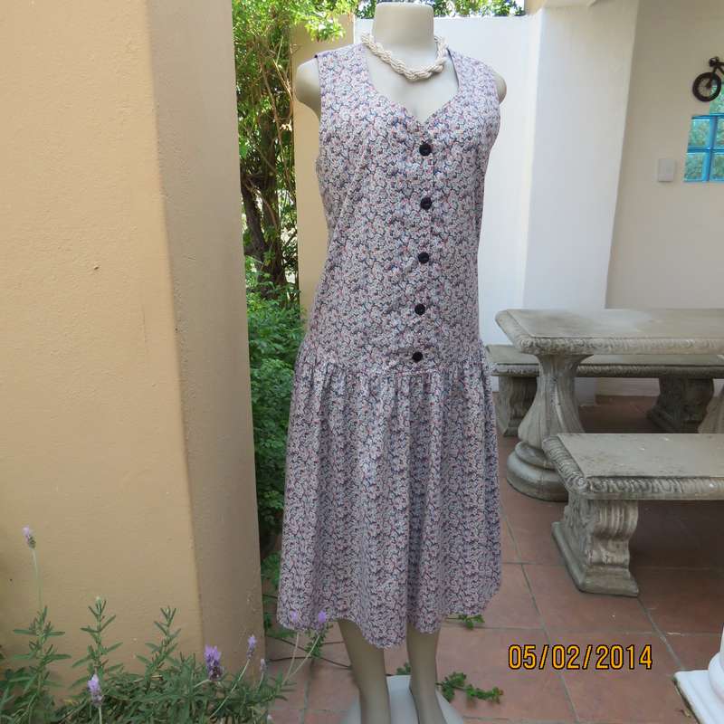 Beautiful dropped waist vintage dress. White-peach-navy dainty floral pattern.Size 36. Very good con