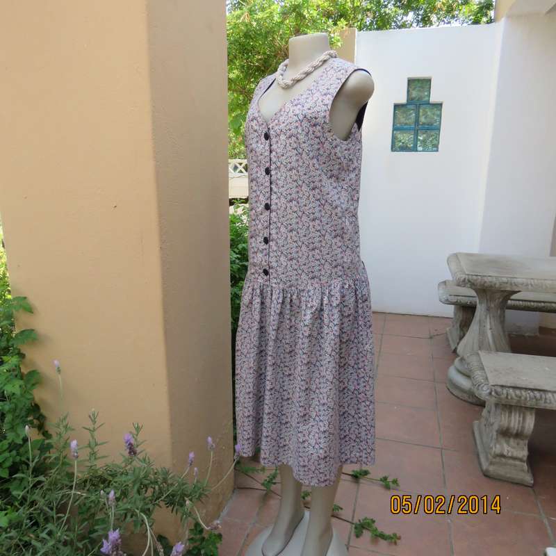 Beautiful dropped waist vintage dress. White-peach-navy dainty floral pattern.Size 36. Very good con