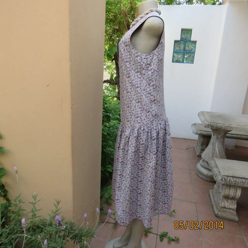 Beautiful dropped waist vintage dress. White-peach-navy dainty floral pattern.Size 36. Very good con