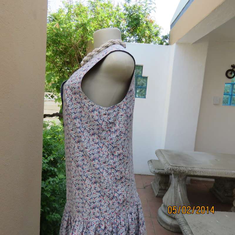 Beautiful dropped waist vintage dress. White-peach-navy dainty floral pattern.Size 36. Very good con