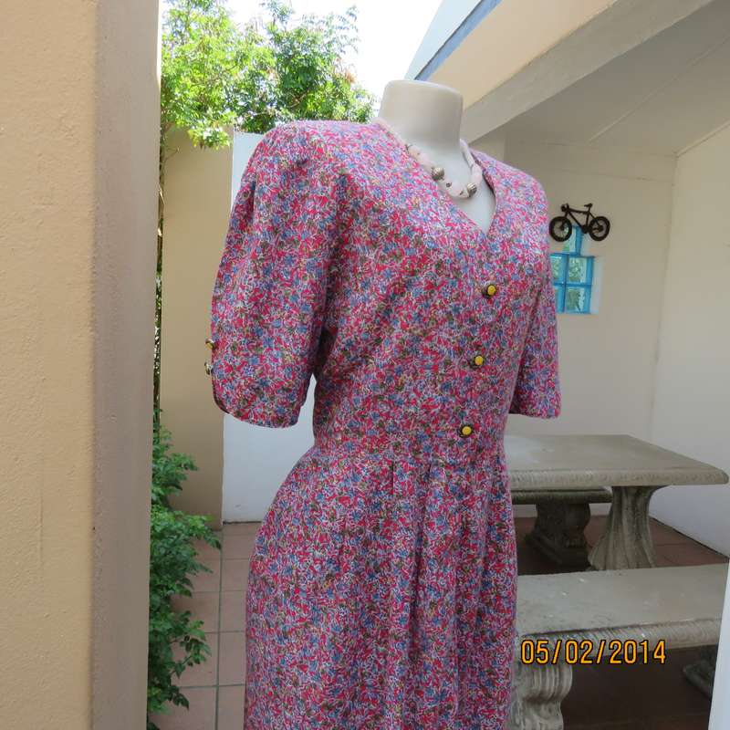 Stunning boutique made vintage dress in red with tiny flowers. Size 36. Partly button down. Pleats.