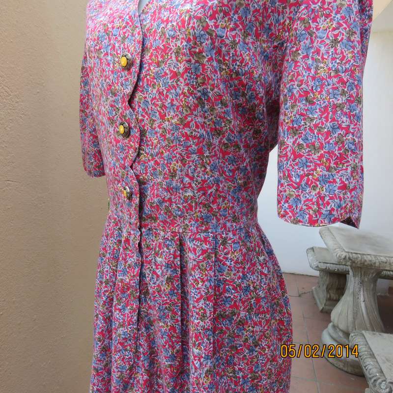 Stunning boutique made vintage dress in red with tiny flowers. Size 36. Partly button down. Pleats.