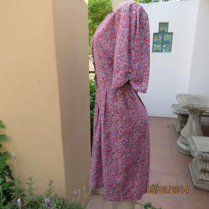 Stunning boutique made vintage dress in red with tiny flowers. Size 36. Partly button down. Pleats.