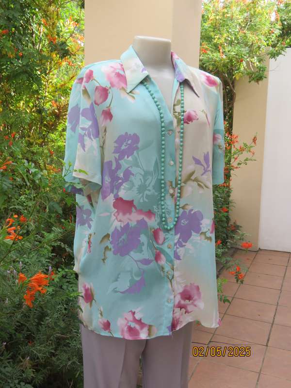 MERIEN HALL creased polyester short sleeve top in floral pattern. Size 42