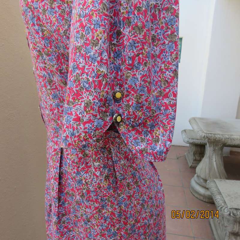 Stunning boutique made vintage dress in red with tiny flowers. Size 36. Partly button down. Pleats.