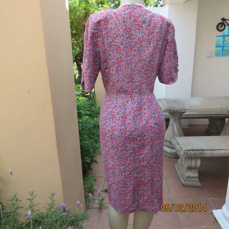 Stunning boutique made vintage dress in red with tiny flowers. Size 36. Partly button down. Pleats.