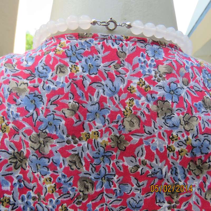 Stunning boutique made vintage dress in red with tiny flowers. Size 36. Partly button down. Pleats.