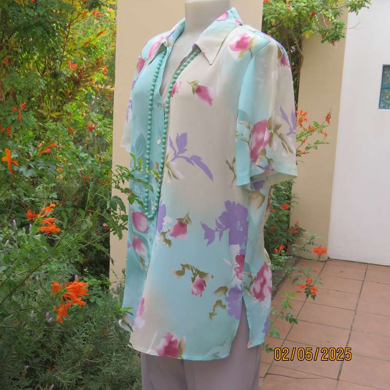 MERIEN HALL creased polyester short sleeve top in floral pattern. Size 42