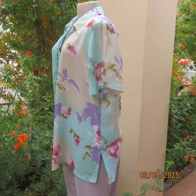MERIEN HALL creased polyester short sleeve top in floral pattern. Size 42