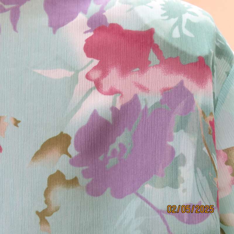 MERIEN HALL creased polyester short sleeve top in floral pattern. Size 42