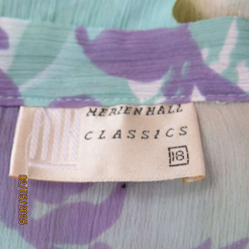 MERIEN HALL creased polyester short sleeve top in floral pattern. Size 42