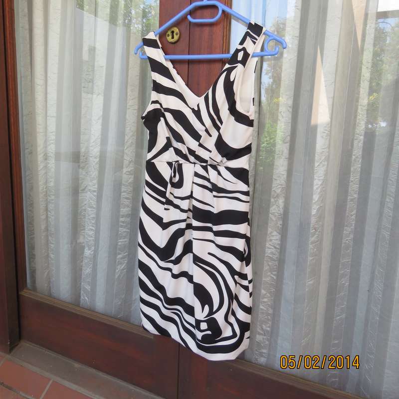 Fabulous black-white animal print stretch polyester XS dress.Size 28.Two layers. Pleats in waist.RT.