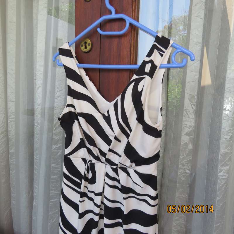 Fabulous black-white animal print stretch polyester XS dress.Size 28.Two layers. Pleats in waist.RT.