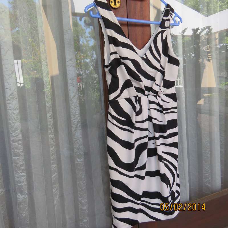 Fabulous black-white animal print stretch polyester XS dress.Size 28.Two layers. Pleats in waist.RT.