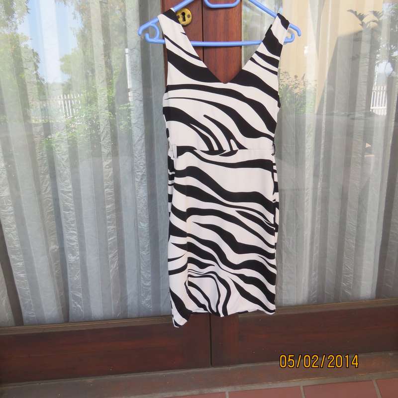 Fabulous black-white animal print stretch polyester XS dress.Size 28.Two layers. Pleats in waist.RT.