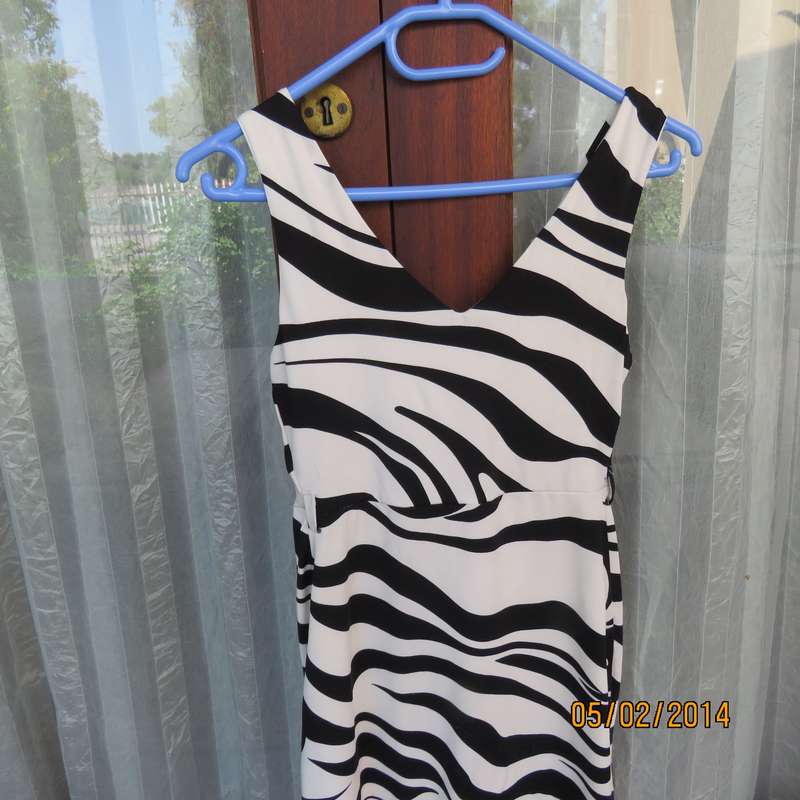 Fabulous black-white animal print stretch polyester XS dress.Size 28.Two layers. Pleats in waist.RT.