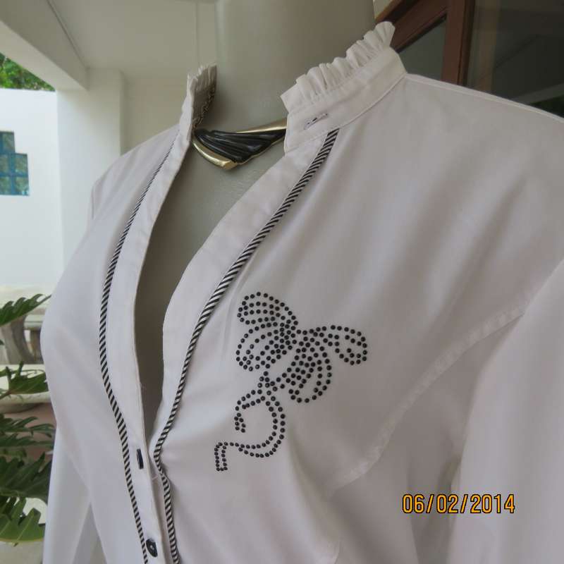 High quality white stretch polycotton OASIS long sleeve tailored top size 36. Sequin decoration.