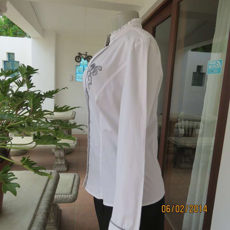 High quality white stretch polycotton OASIS long sleeve tailored top size 36. Sequin decoration.