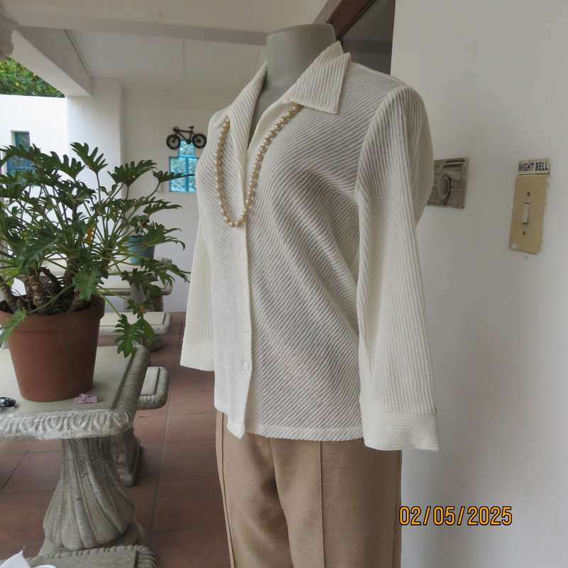 TOPIC luxury light cream poly-lurex stretch textured top size 34.