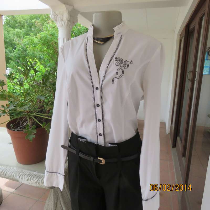 High quality white stretch polycotton OASIS long sleeve tailored top size 36. Sequin decoration.